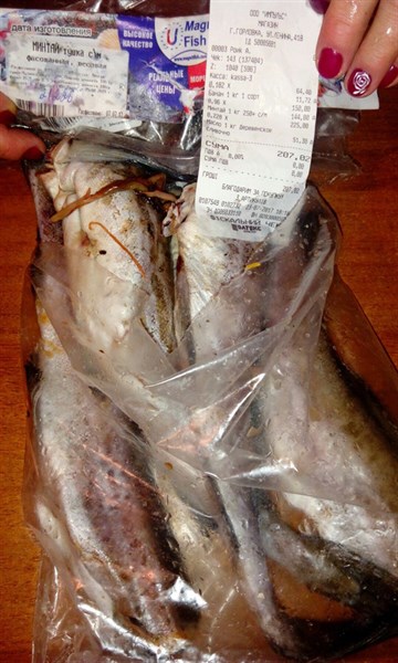 Горловчанка показала, что в горловском магазине «Импульс» (отжатые АТБ) продают рыбу с червями