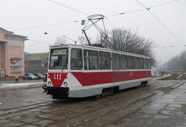 В Горловке вновь не ходят трамваи: ночью в районе Соледарки срезали 70 метров контактного провода