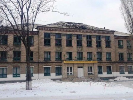 В Горловке повреждено остекление в здании детского стационара. Школьников перевели на дистанционное обучение 