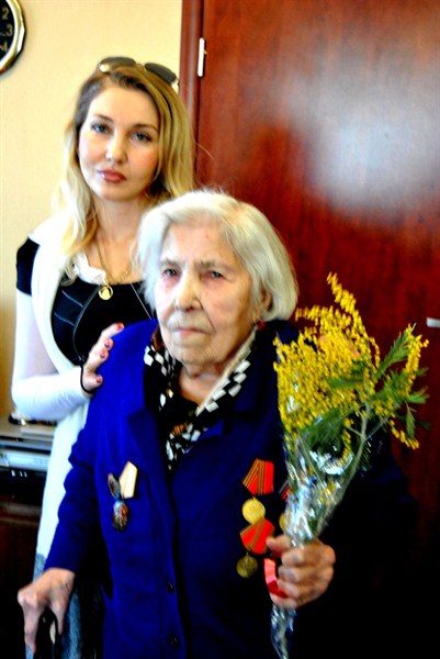 Накануне столетнего юбилея: горловчанка Анна Лошакова отмечает 8 марта в 99-й раз