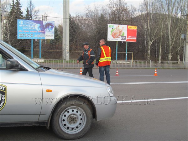 Раз полоска, два полоска: в Горловке нанесли разметку на капитально отремонтированную летом автодорогу (ФОТОФАКТ)