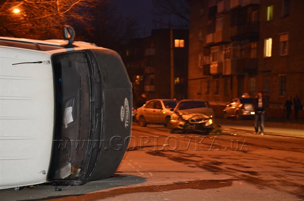 Тройное ДТП в центре Горловки: микроавтобус упал на бок, один "Ланос" вдребезги, у второго задета водительская сторона (ФОТО, ДОПОЛНЕНО)