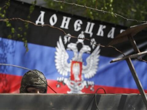 Блокпост на въезде в Горловку со стороны Донецка: один БТР установлен, а второй вкопан в укреплении на разделительной полосе (ВИДЕОФАКТ)