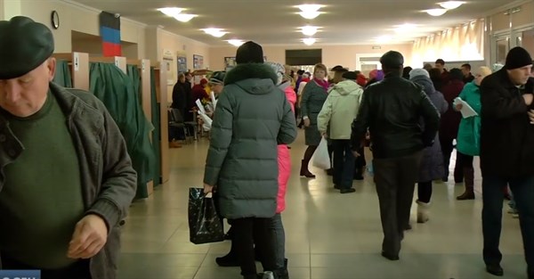 Жители Горловки пришли голосовать, чтобы у них и их детей было светлое будущее