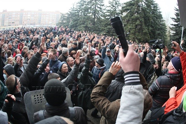 В Чистый четверг горловчане решили выйти на митинг, чтобы ответить на вопрос: «Городу нужен мэр или самозванец?» (в 16.00 – онлайн-трансляция на сайте Gorlovka.ua)