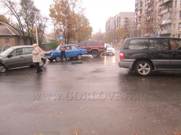 Принцип домино: в Горловке водитель «Москвича» повредил еще 2 автомобиля