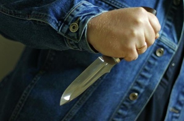 Ссора переросла в резню: 36-летнего горловчанина ранили ножом в ягодицу