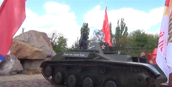В Горловке появился новый арт-объект. Это танк Т-60: его сделал местный мастер-картонажник