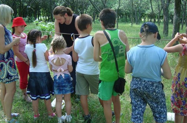 Экскурсионный клуб для детей: юные горловчане посетили ботанический сад и сыграли в туристическую игру на природе