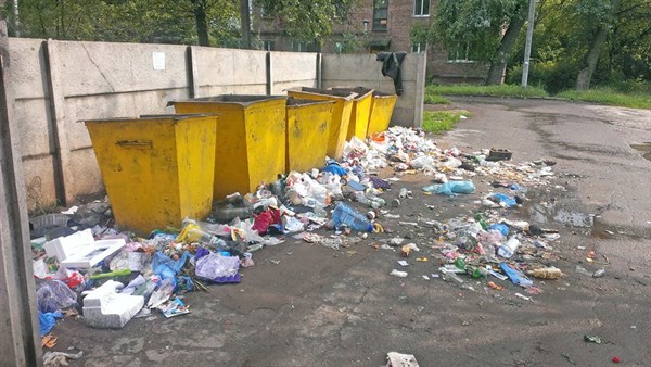 Горловчане удивляются, почему после приезда мусоровозов во дворах становится грязнее (ФОТОФАКТ)