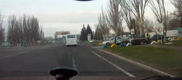В Горловке блогер заснял, как патрульный автомобиль «убегает» от ГАИшников (ВИДЕО)