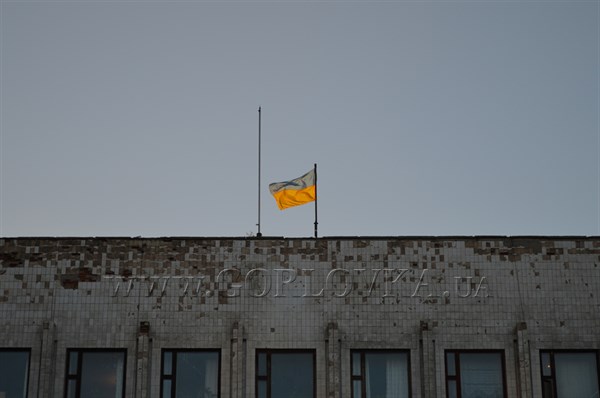 В Горловке над зданием Калининской администрации развивается флаг ДНР (Фотофакт)