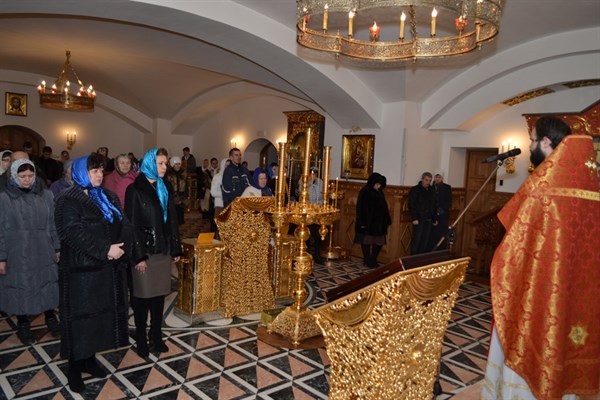  Новая традиция: в Горловке около семидесяти горожан встретили Новый год в соборее вместе со священниками (ФОТО)