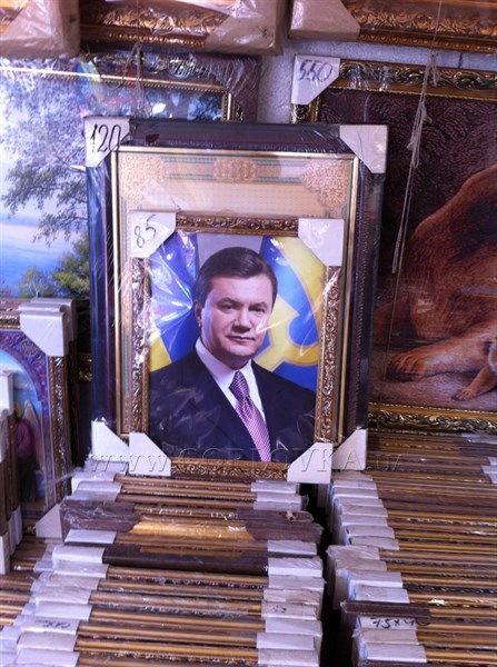 Янукович на продажу: за портрет сбежавшего президента Украины на центральном рынке Горловки просят 80 гривен (ФОТОФАКТ)