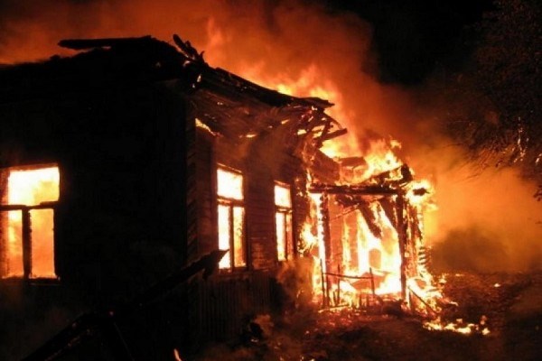 После ночного обстрела в Никитовском районе сгорел дом. Пострадавших нет