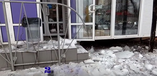 Жители Горловки показали, как им удалось избежать травмы из-за падения снежной глыбы с крыши