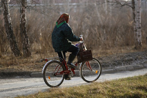 Пожилых велосипедисток из поселка Гурты сбивают белые «Ланосы»