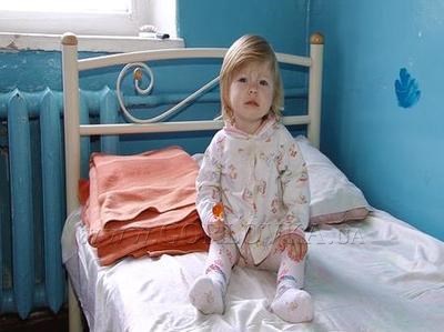 Горловчанка-мать 1,5-годовалой девочки, попавшей в реанимацию в состоянии истощения, подаст в суд на односельчан 