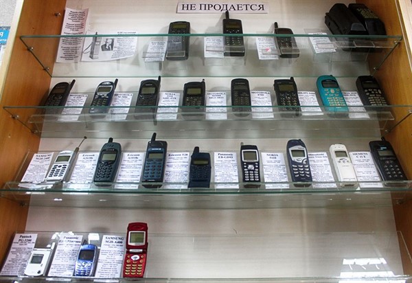 В мастерской Горловки по ремонту телефонов устроили выставку раритетных мобильников