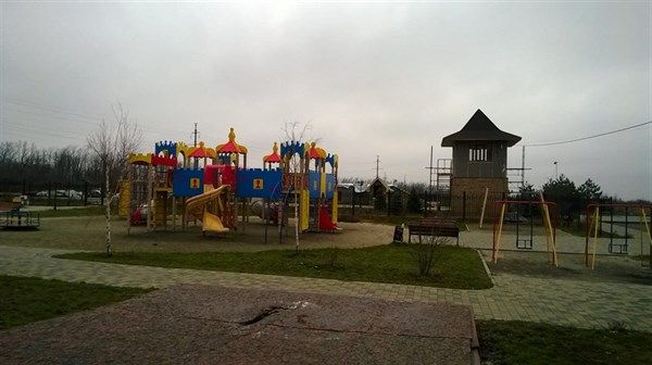 Детские площадки в Горловке стоят пустые (ФОТОФАКТ)