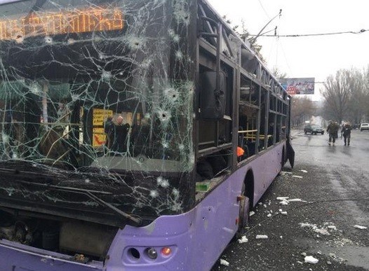 Утренняя трагедия: в Донецке снаряд попал в трамвайную остановку. Погибло 13 человек (ФОТО)