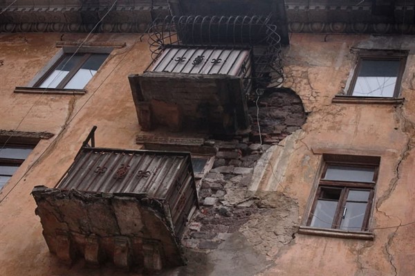 «Сталинка» в центре Горловки в аварийном состоянии: еще немного – и  обрушатся балконы 