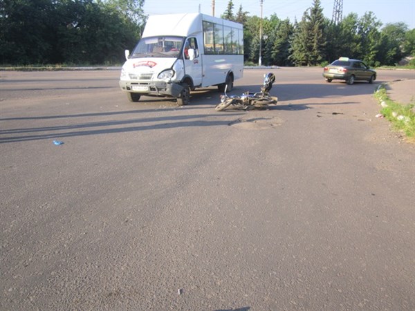 В жилмассиве  Комсомолец мопед врезался в автобус: четыре человека получили повреждения 