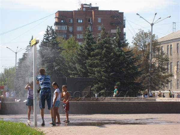 Фонтанировать нечем: на центральной площади Горловки вновь простаивает фонтан