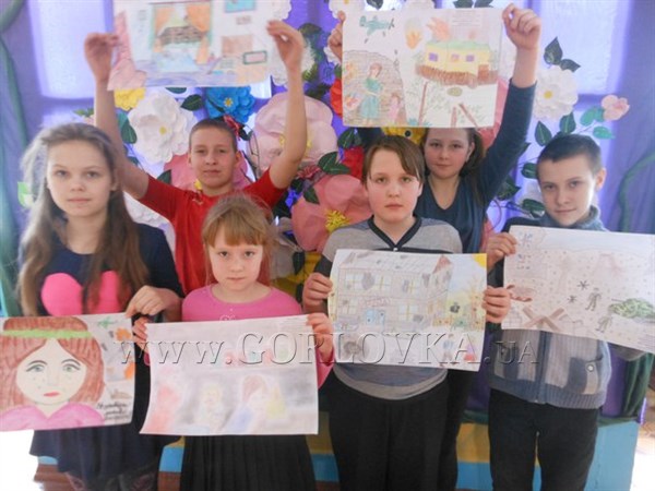 Горловские дети вместо мира рисуют войну: "городские власти" инициируют конкурсы военных рисунков