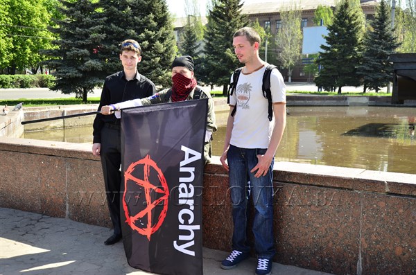 Встретили в штыки: в Горловке трое анархистов переполошили коммунистов и сотрудников милиции (+видеопризнание сторонника анархо-коммунизма)