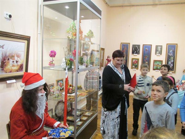 В Горловском художественном музее Святой Николай поздравлял школьников (ФОТО)