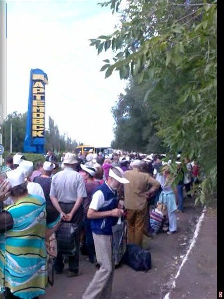 Контрольный пункт въезда-выезда на Зайцево:  на фоне баннеров с надписями «Украина любит тебя!» по-прежнему километровые очереди 