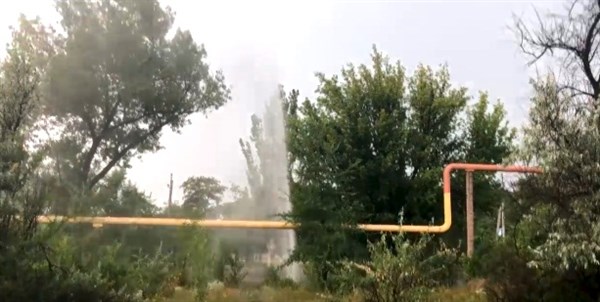 Гейзер в Горловке: на Комсомольце прорвало центральную трубу водоснабжения