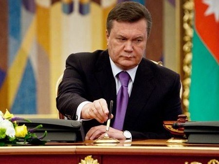 Виктор Янукович наградил "стироловца" орденом "За заслуги" ІІ степени