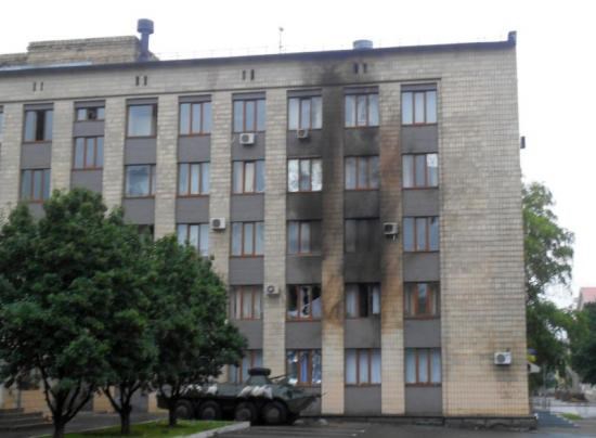 В Артемовске ночью обстреляли здание городского совета.  Предполагают, что из гранатомета или реактивного пехотного огнемета "Шмель" (ФОТО)