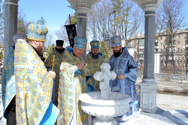 В Горловке состоялось освящение часовни с источником питьевой воды из скважины  (ФОТО)