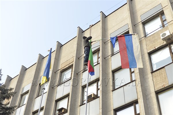 Хотят жить под Путиным: над зданием мэрии висит три флага: Украины, России и Горловки (ФОТО, ВИДЕО)