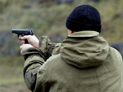 В районе рынка  «Карат» в Калининском районе неизвестные дважды стреляли в  52-летнего пенсионера 