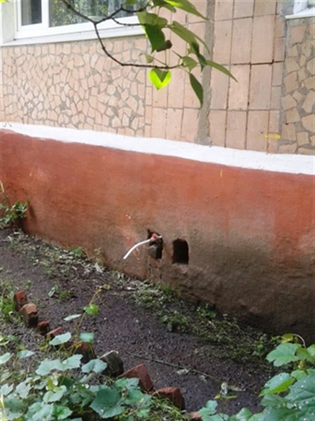 В Горловке начали устанавливать гусаки, чтобы жители верхних этажей смогли набирать воду 