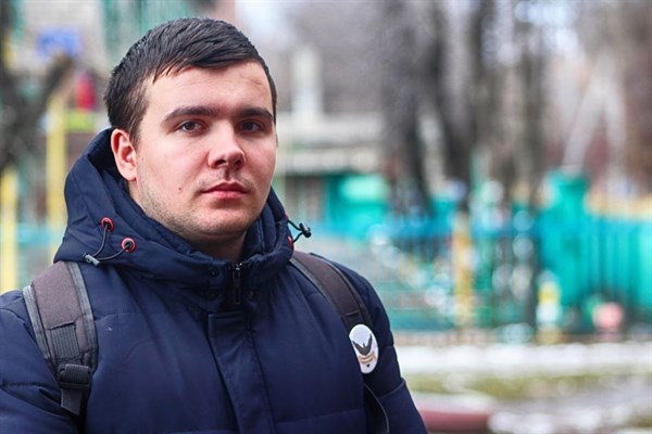 24-летний Александр Бабак из Горловки хотел стать шахтером. Но пошел в волонтеры: кормит нищих в городе