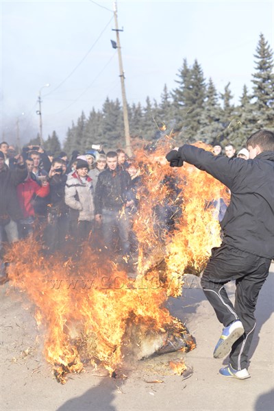 Под крики «Беркут» в Горловке возле гостиницы «Родина» спалили чучело Степана Бандеры (ФОТО, ВИДЕО)