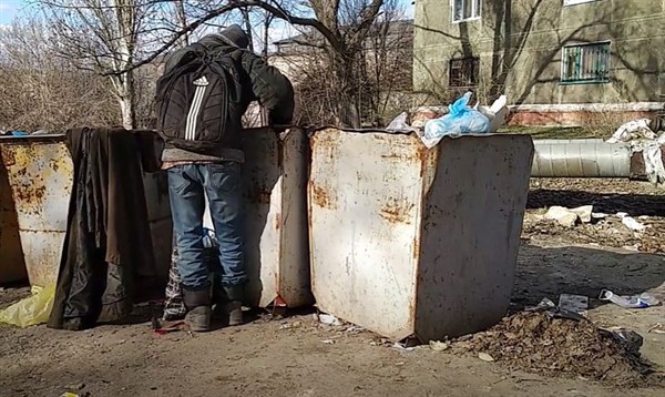  В Горловке за шесть лет оккупации появилось много бездомных. Они облюбовали центр (ВИДЕО) 