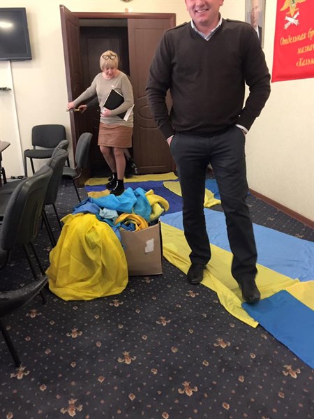 Мэр –самозванец Горловки расстелил ковролин из украинских флагов в своем кабинете (ФОТО)