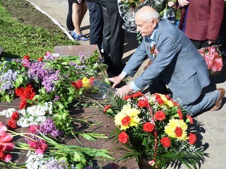 Возле могилы неизвестных танкистов горловчане почтили память солдат, погибших в годы войны (ФОТО)