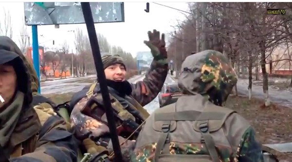 «Привет, Чита! Привет, Улан-удэ! Привет, Ясногорск!»:  российские военнослужащие на  центральной улице Горловки выкрикивают названия своих родных городов (ВИДЕО)