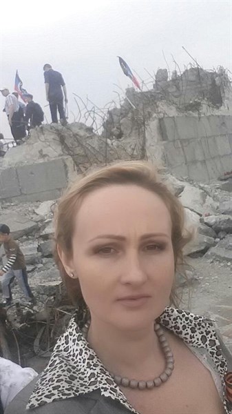 Не забудем – не простим: горловская чиновница сделала селфи на фоне разрушенной Саур-могилы