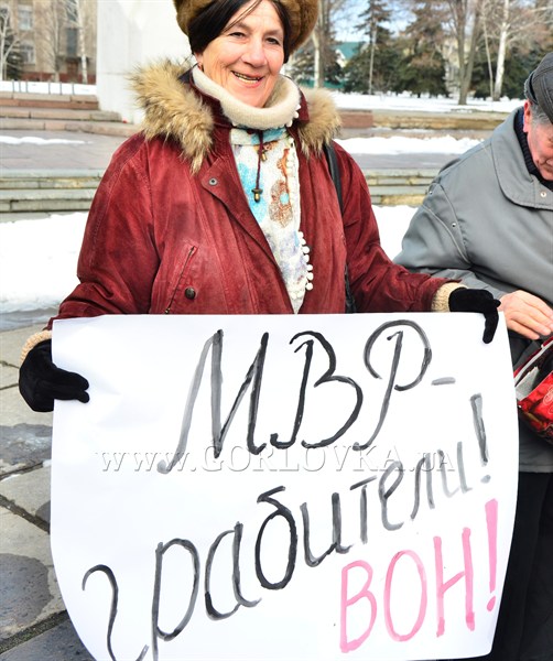 В компании Ильича: 30 горловских коммунистов "изгоняли" миссию МВФ из Украины у памятника вождю мирового пролетариата