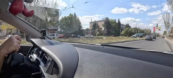 В Горловке включили светофоры и кое-где появились дороги: блогер о городских новостях