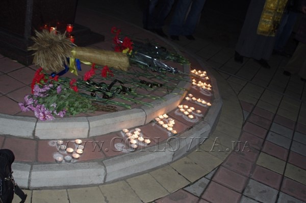 «Без прошлого не будет будущего»: всего 30 горловчан пришли к памятнику Тарасу Шевченко, чтобы почтить память погибших во время Голодомора (ФОТО)