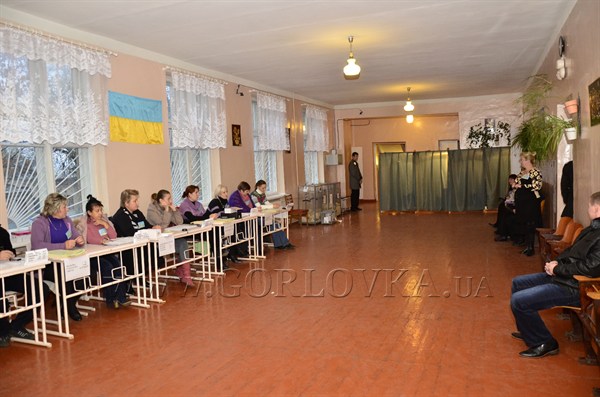 «Сонный час» на избирательных участках Горловки: члены комиссии переживают, что явка будет низкой  из-за возможной непогоды 